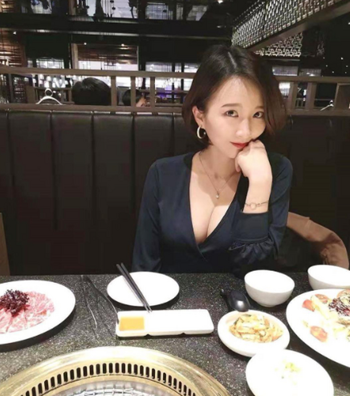 你倒是吃东西啊,这种眼神透露什么信息呢?