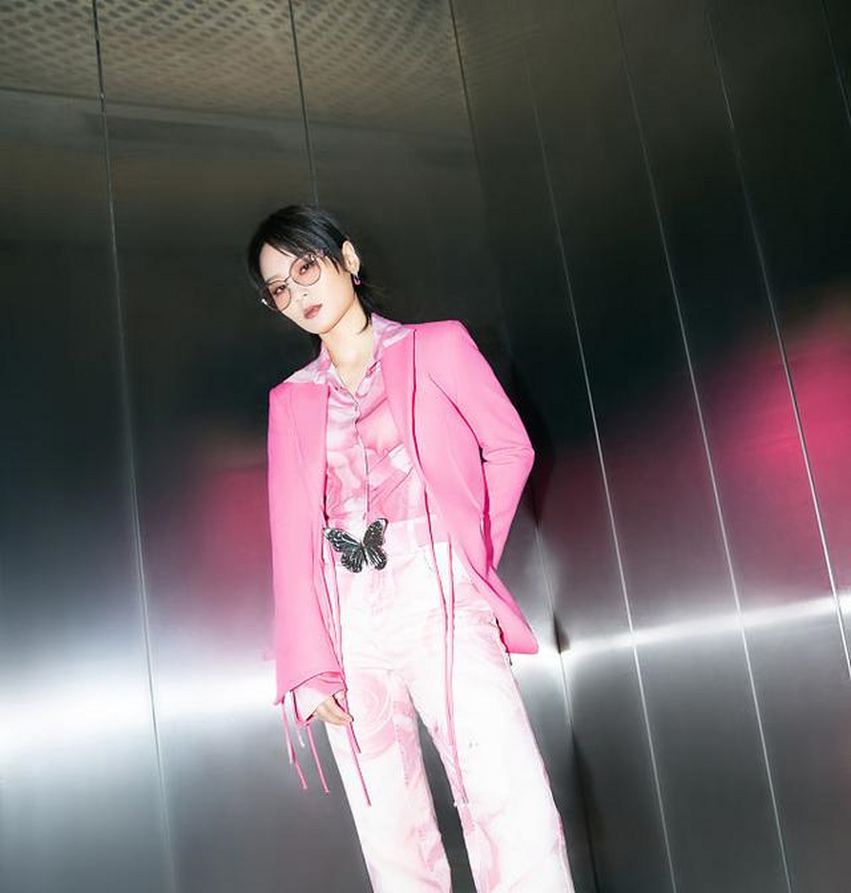 周笔畅粉色晕染风西装浪漫梦幻 新综艺《声生不息》唱功获赞