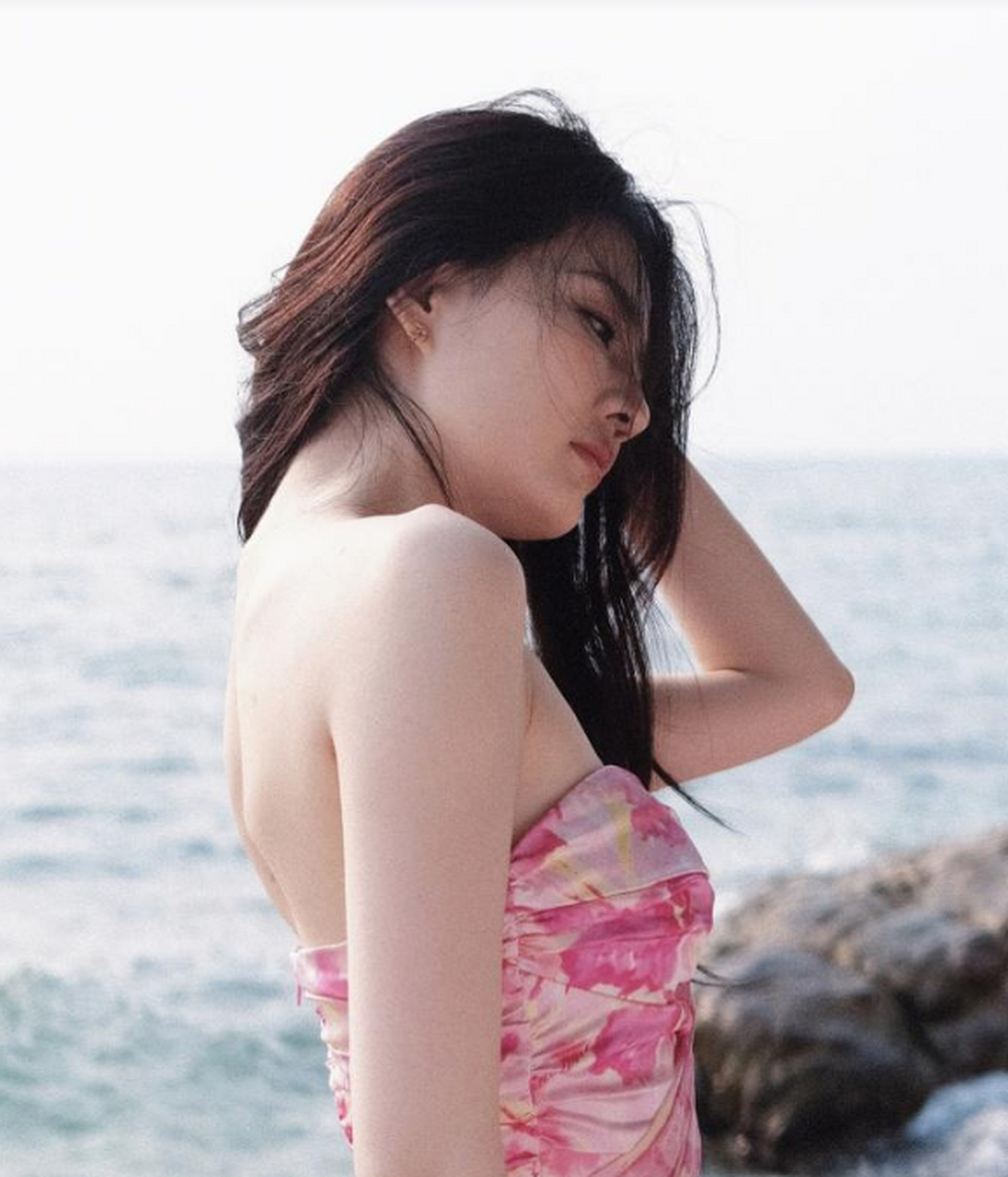 徐露晒出海岛旅行大片,浅粉抹胸短裙,夏日清新感足,慵懒美丽.