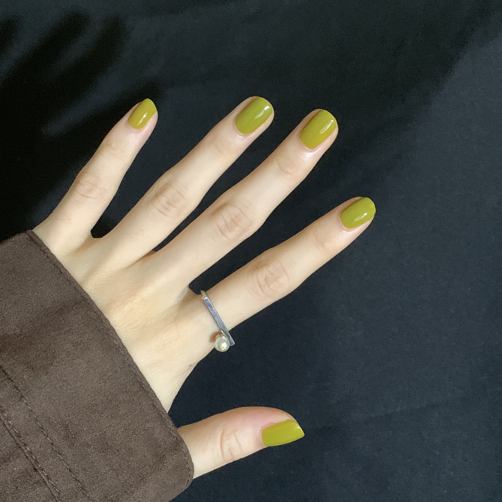 清醒时髦的芥末绿 带一点点的黄色调 低调不暗沉