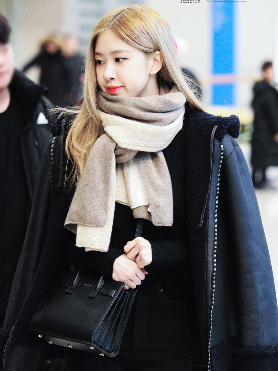 成员roes朴彩英机场私服穿搭分享 外套:coach 包包:saint laurent