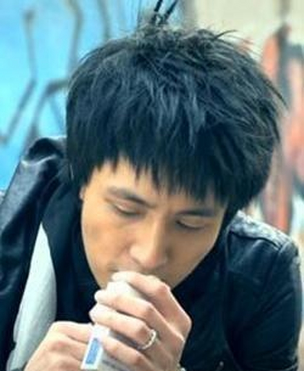 薛之谦超话#今日在微博上薛之谦一光抽烟照片被曝光.