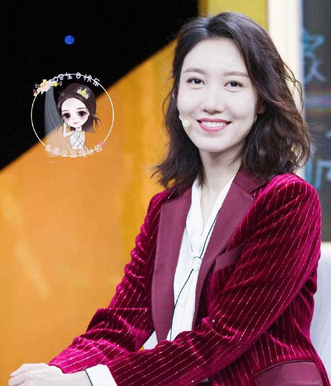 高露录制节目身穿酒红色亮片西装短裙,内搭白衬衫,优雅大方又不失热情