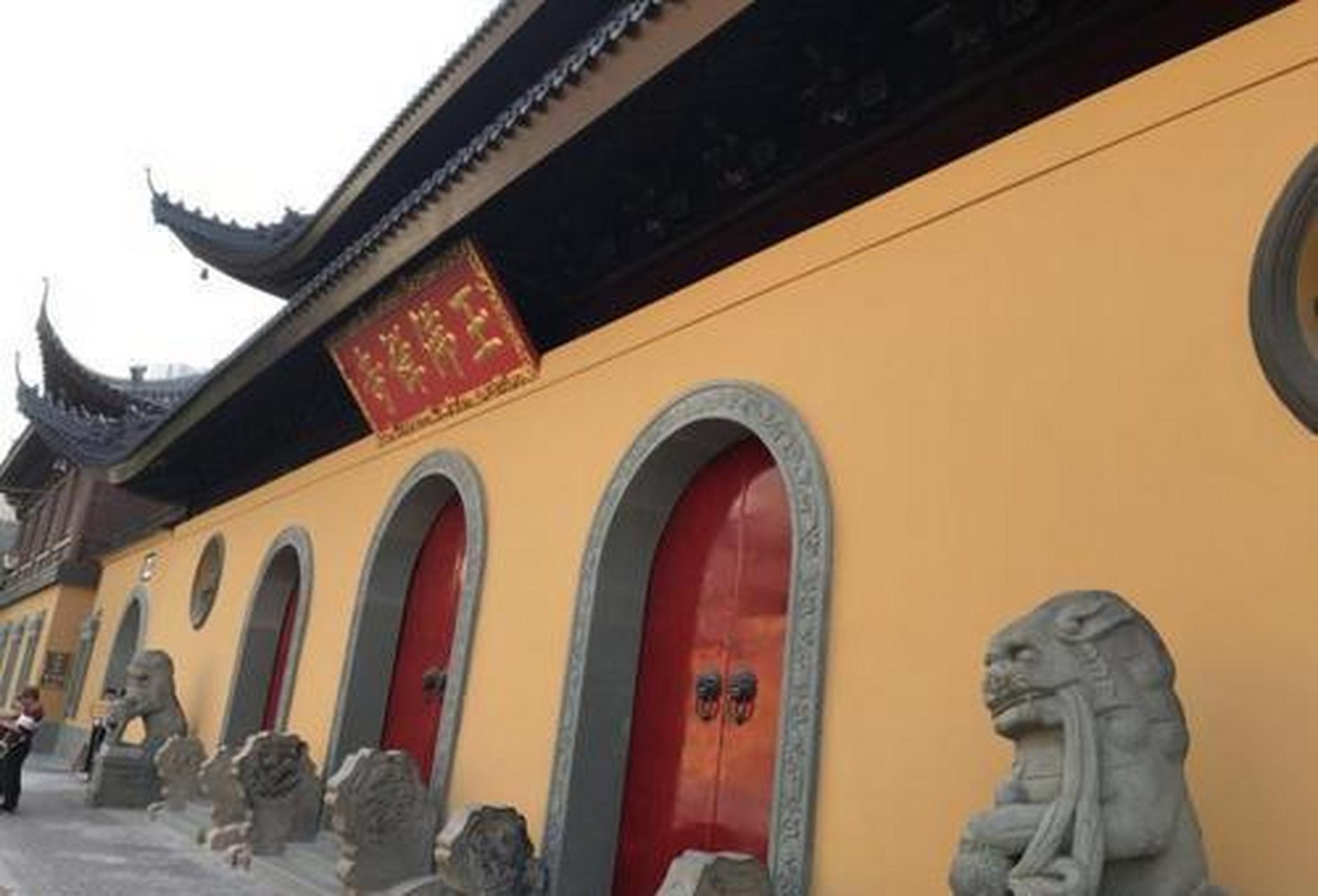 玉佛寺是上海旅游的十大景点之一,在1983年时,玉佛寺被列为全国重点
