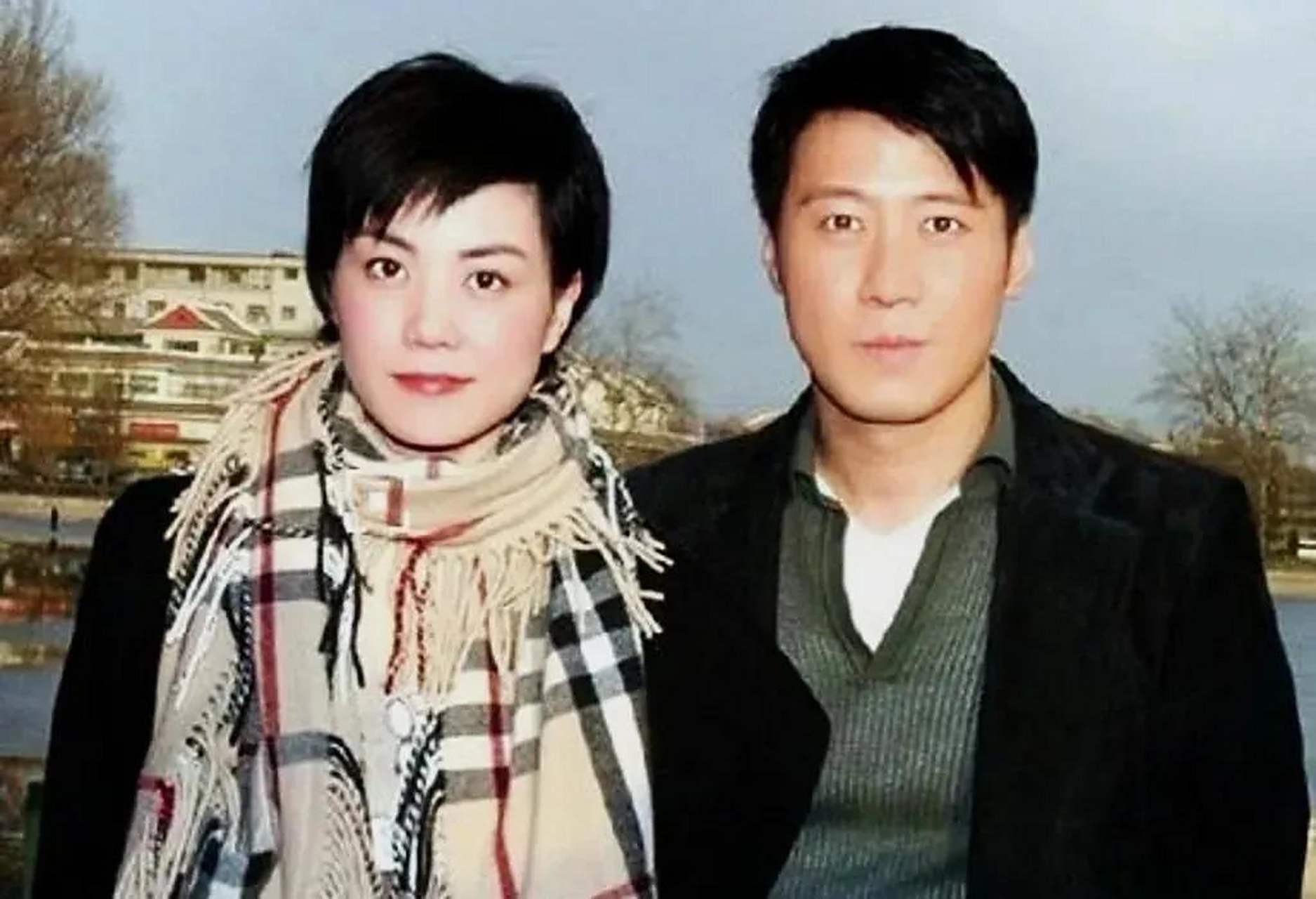 在90年代,王菲与黎明的合影成为了众多粉丝瞩目的焦点.