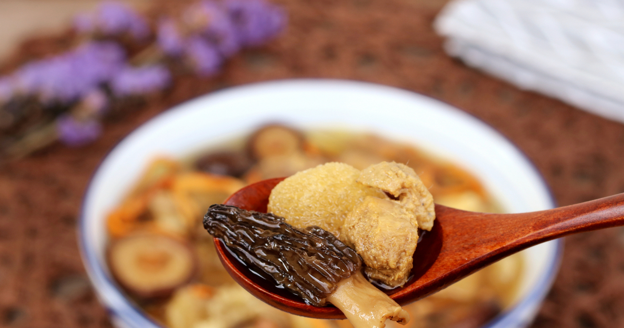 竹荪中含有21种氨基酸,其中8 种为人体所必需氨基酸,经常食用竹荪有