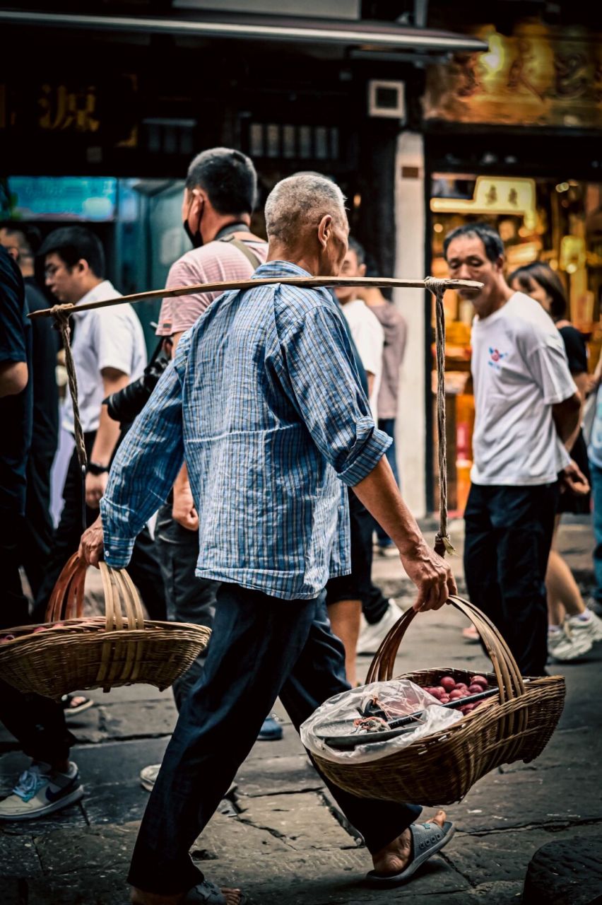 有多少人为了生计而辛苦奔波,希望全天下的打工人身体健康,家庭幸福