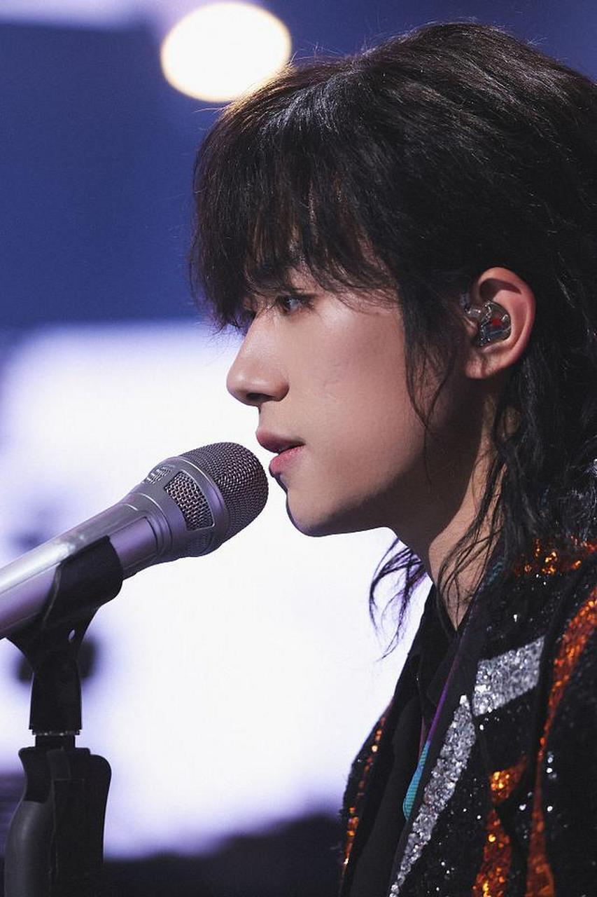 易烊千玺狼尾头花衬衫造型惊艳梦幻 立麦舞台深情吟唱苏感爆棚