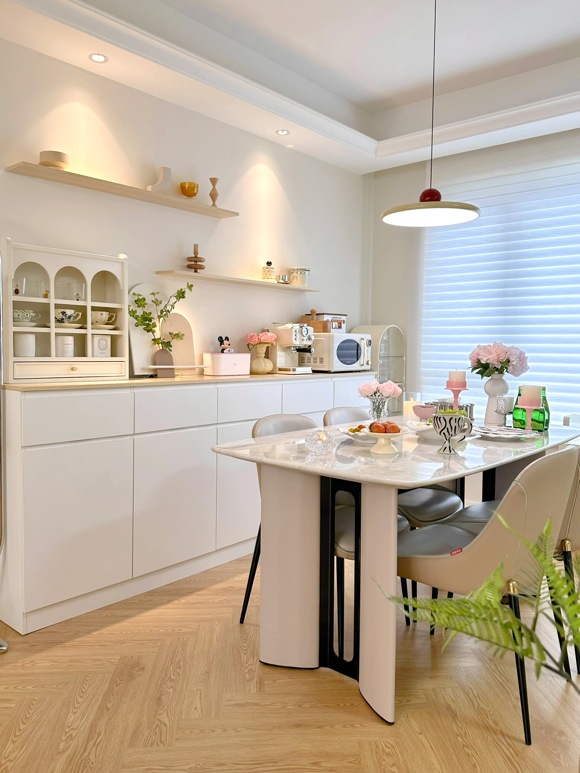 餐厅尺寸 :开间2.72m 深3.5m 餐桌1.6*0