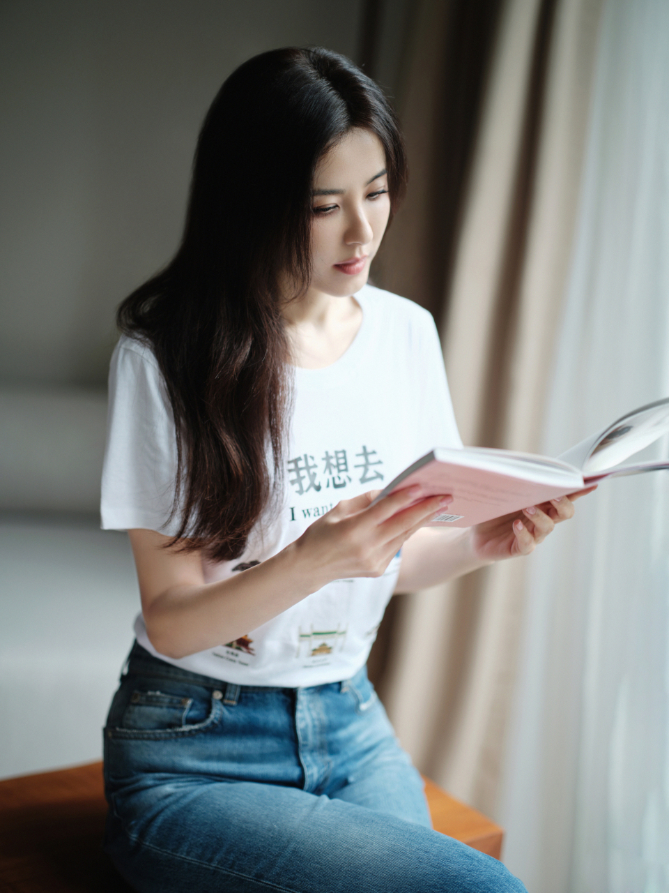 曾黎白色短袖搭配牛仔裤美照,这一套穿搭真的元气感满满!