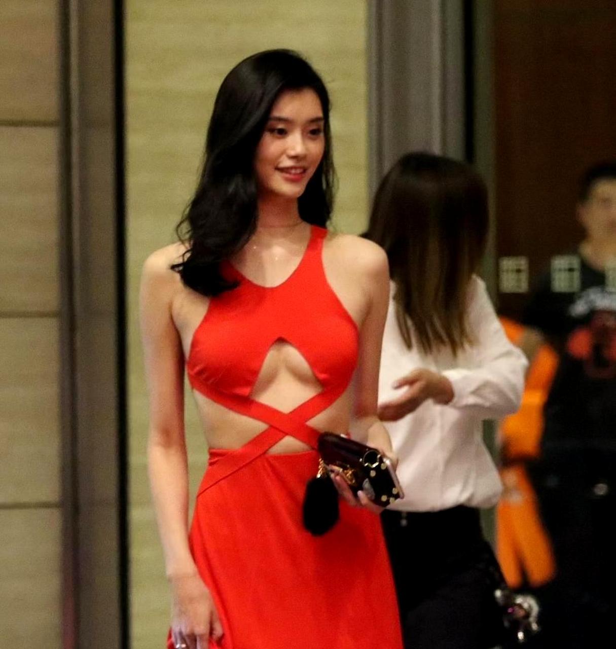 奚梦瑶的穿着很性感,同时也展现了明显的肚子.