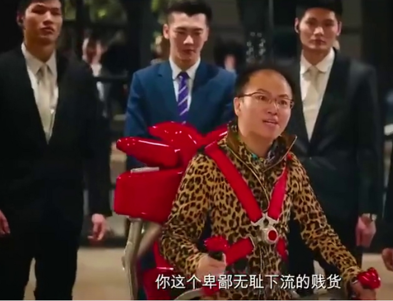 周星驰拍摄《美人鱼》时,资金不够,投资人郑冀峰当即表示:"钱不是问题