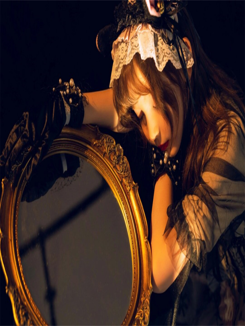 油画里的暗黑洛丽塔  黑色的基调搭配精致的复古细节,将暗黑与复古