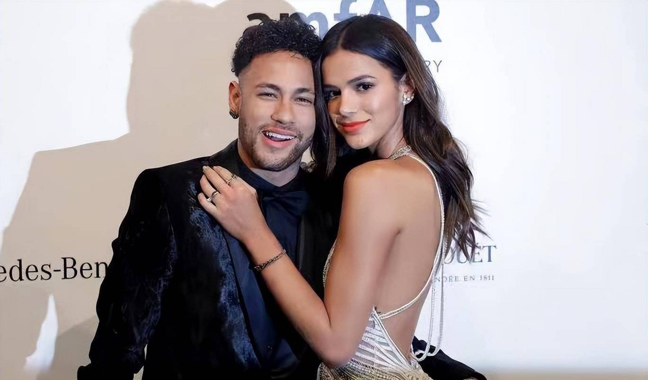 内马尔与女友达成协议出轨须戴套# 内马尔的私生活备受争议,他被指控