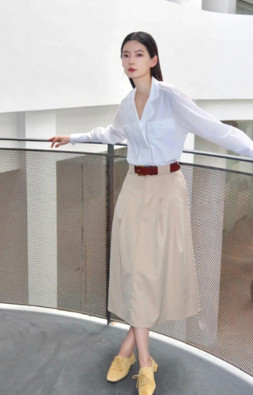 简洁干净的白衬衫搭配上浅卡其色的半身裙,温柔优雅,配色简约又稳重