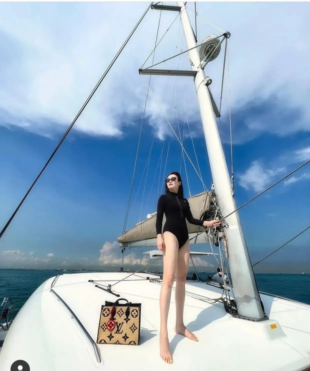 范文芳,年近50依然是少女般的身材,一款连体泳衣穿出一米八的大长腿