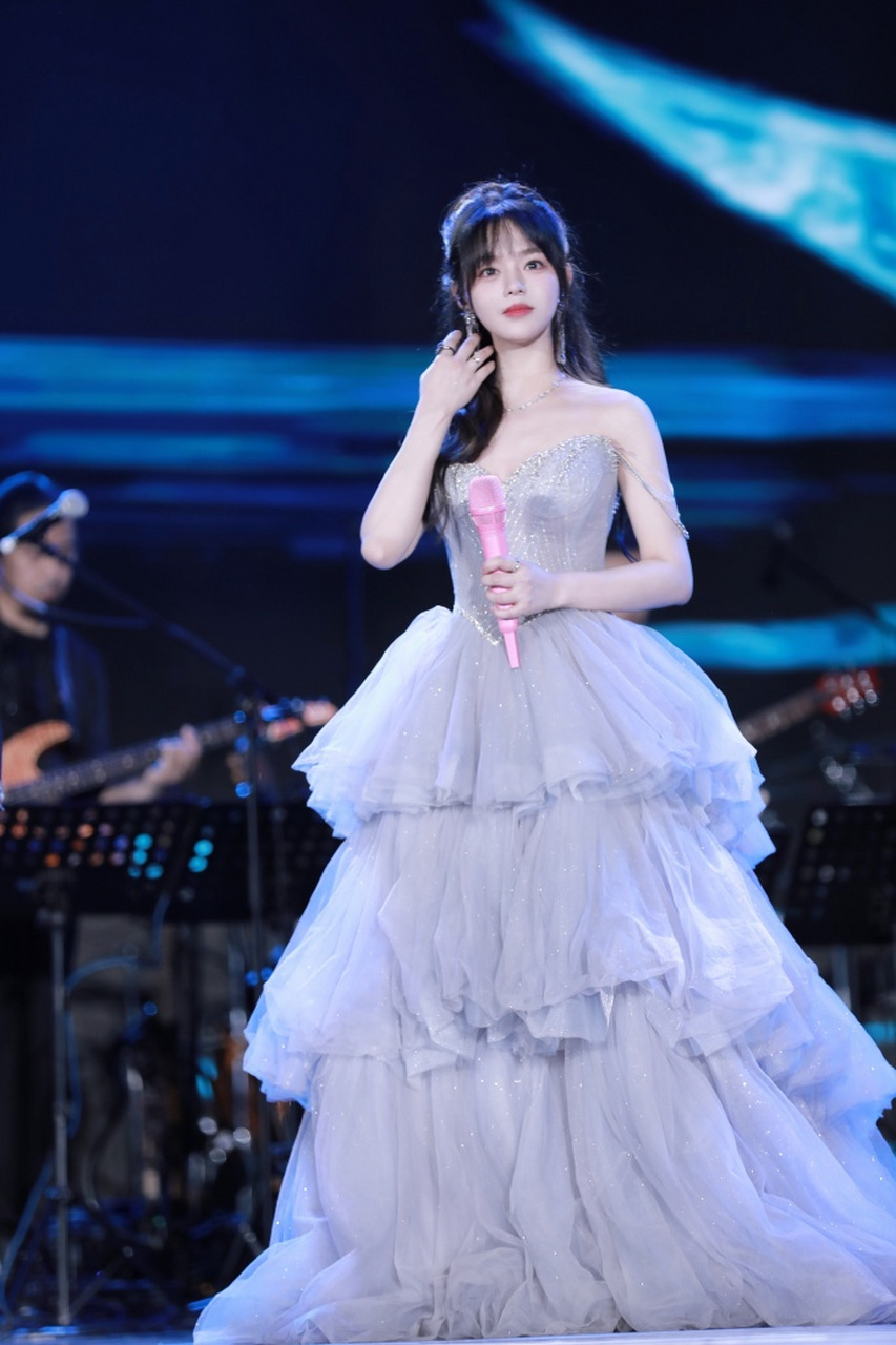 星闻# , 黄霄雲真是美貌与实力并存的歌手,这次的麦克风都是粉色的!