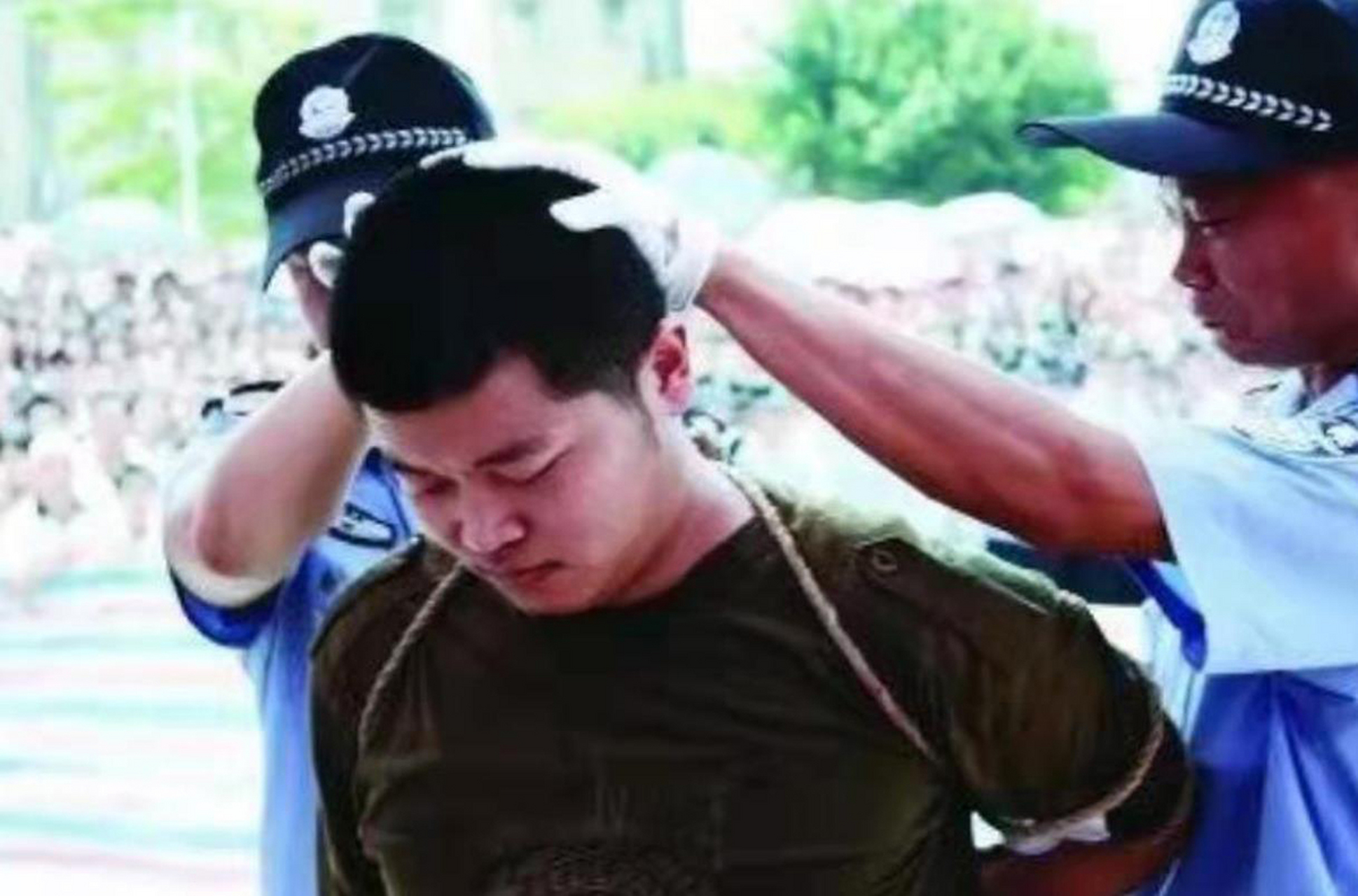 在20世纪80年代,一批强奸犯被公开审判,并判处有期