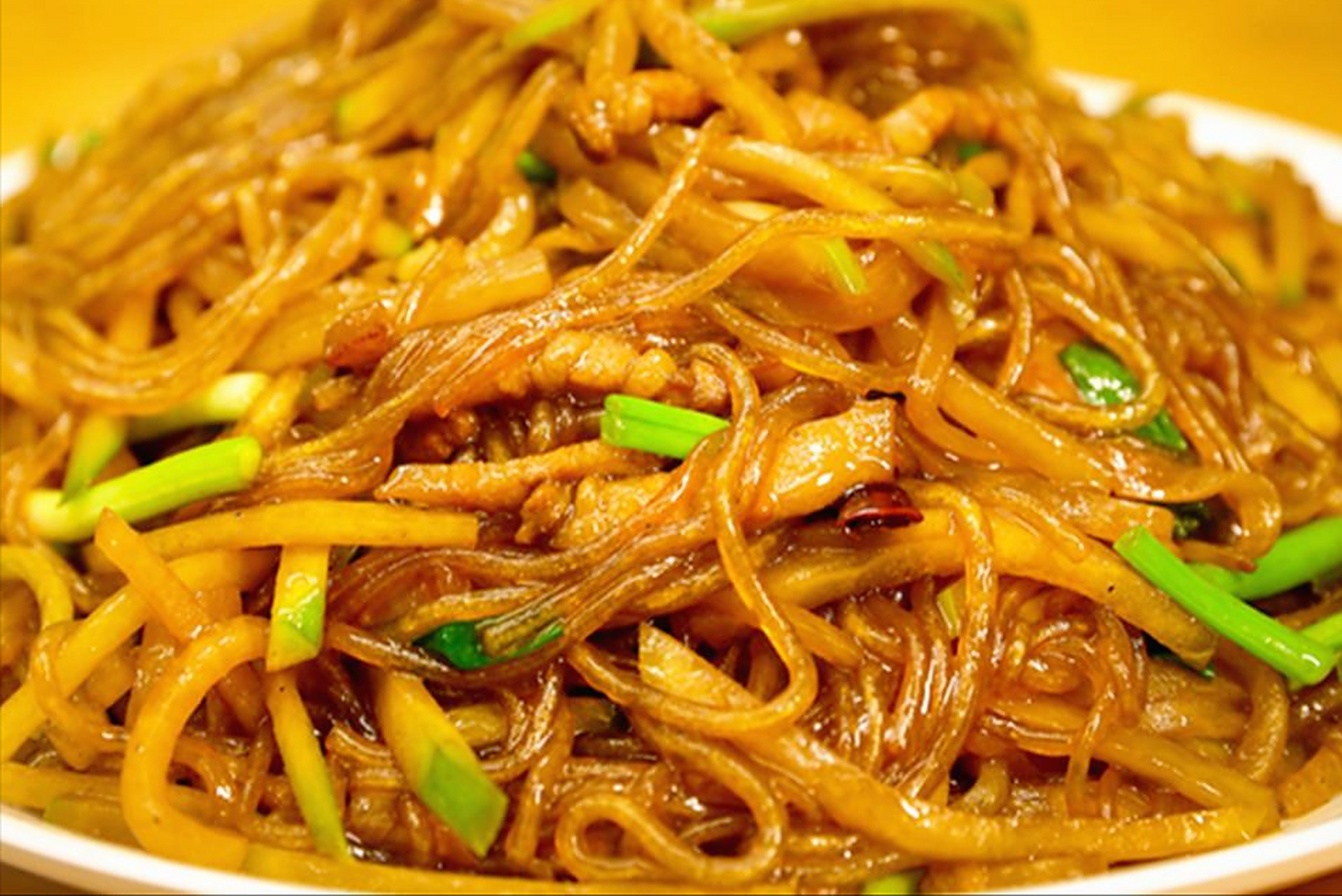 红薯粉条一把,提前用开水烫软,红薯粉柔中带筋,非常顺滑,烫软以后捞出