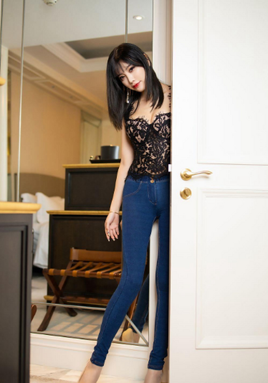 大长腿和牛仔裤更配#紧身牛仔裤美女