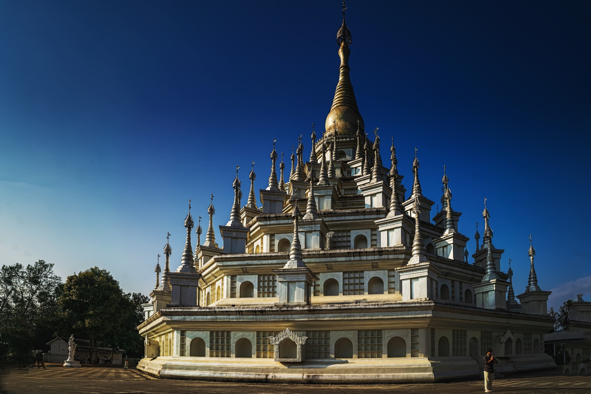 勐焕银塔又称千佛银塔,位于云南省德宏州府芒市东南雷崖让山的山顶,在