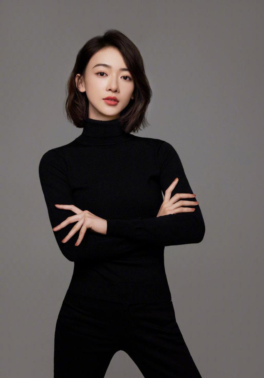 吴谨言最新写真释出 温婉波浪短发搭配黑色毛衣裙,简约大方之中尽显