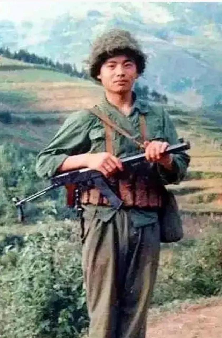 领动计划# #军营里的故事#  周秋波1964年9月出生于湖北京山县,1983