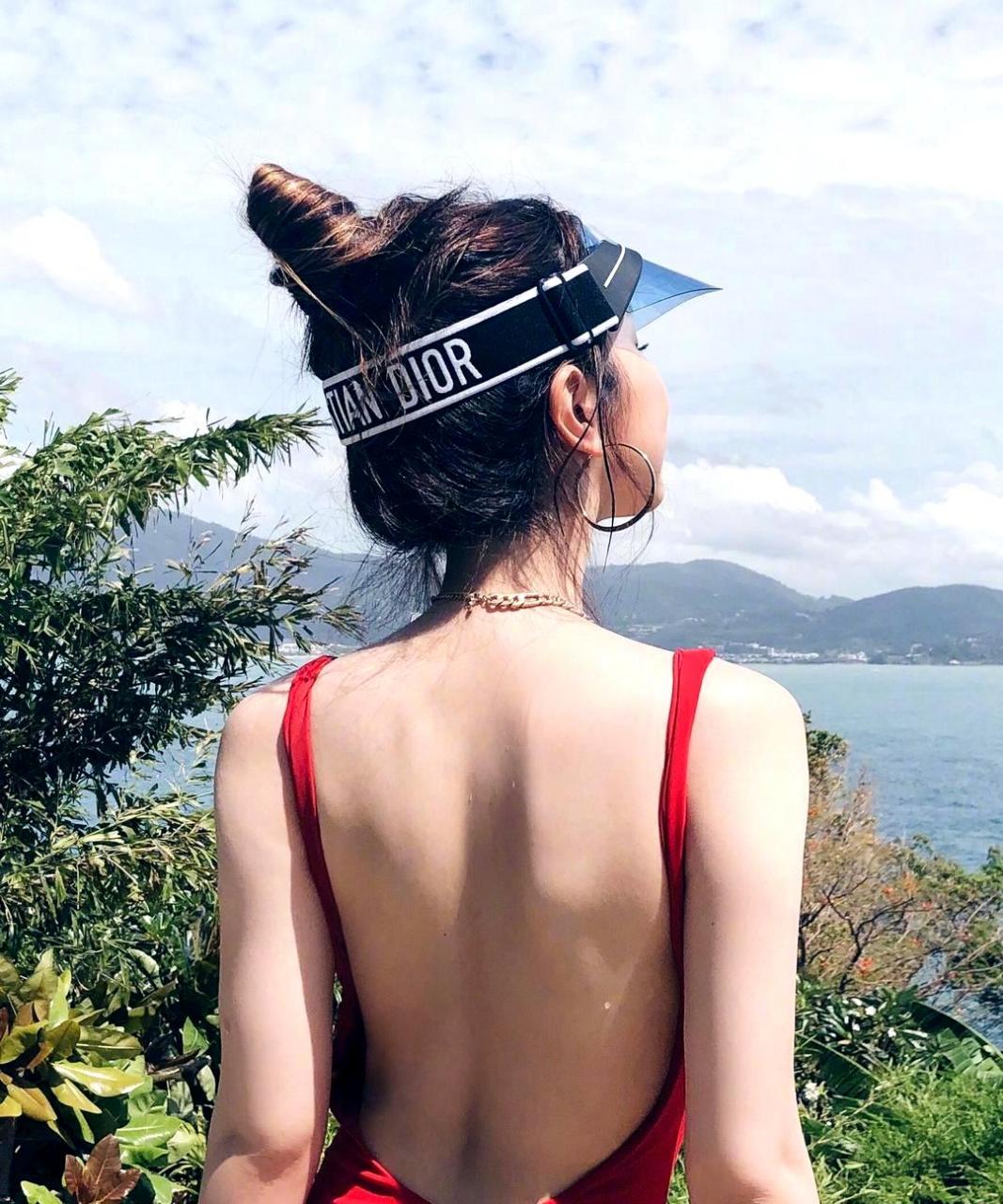 邓紫棋身穿泳衣在海边度假,展现出她的好身材!
