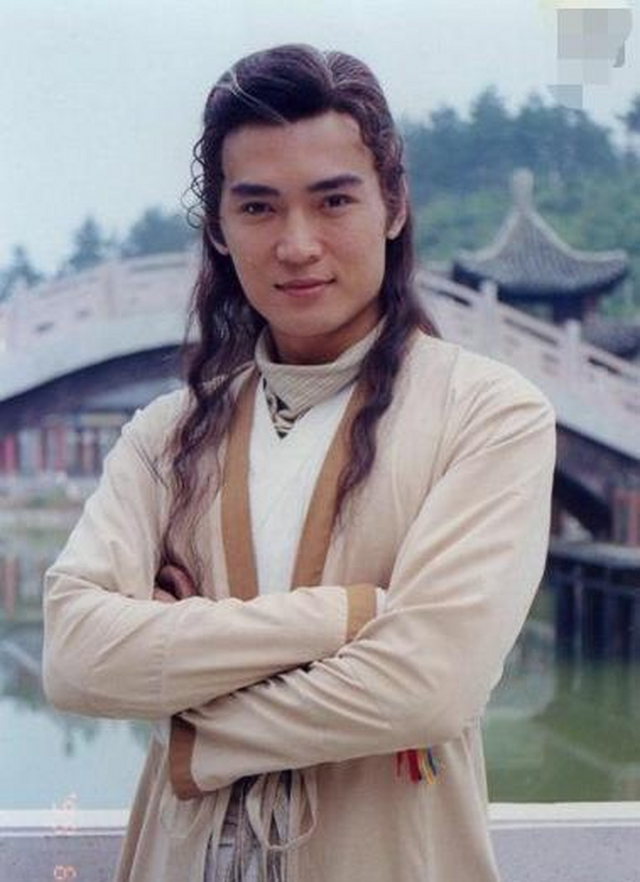 1999年,焦恩俊搭档萧蔷,吴京出演了《小李飞刀》,剧中饰演李寻欢.