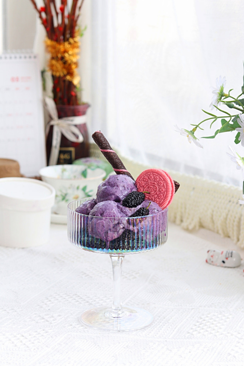 桑葚冰淇淋的用料 桑葚:50克 牛奶:50克 炼乳:25克 零卡