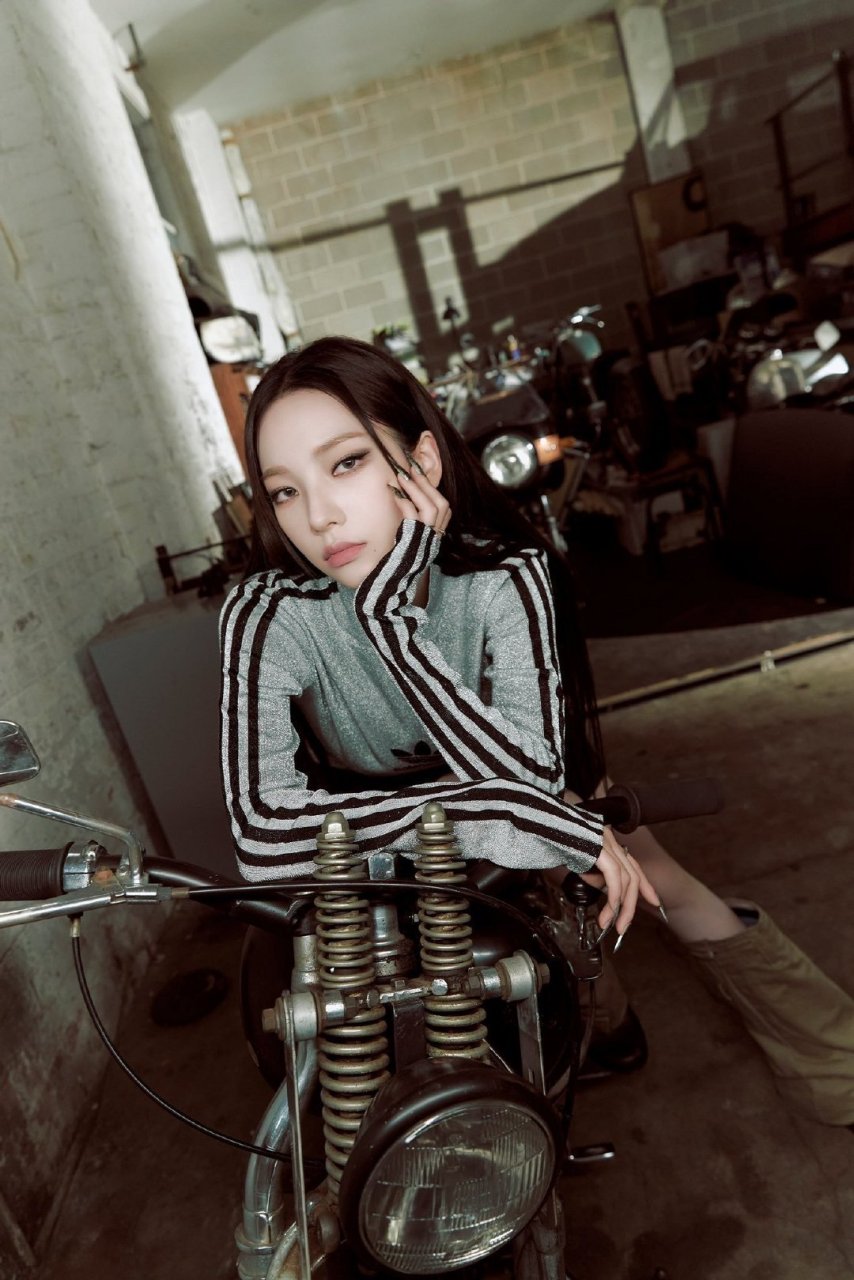 智敏尼和机车绝配!