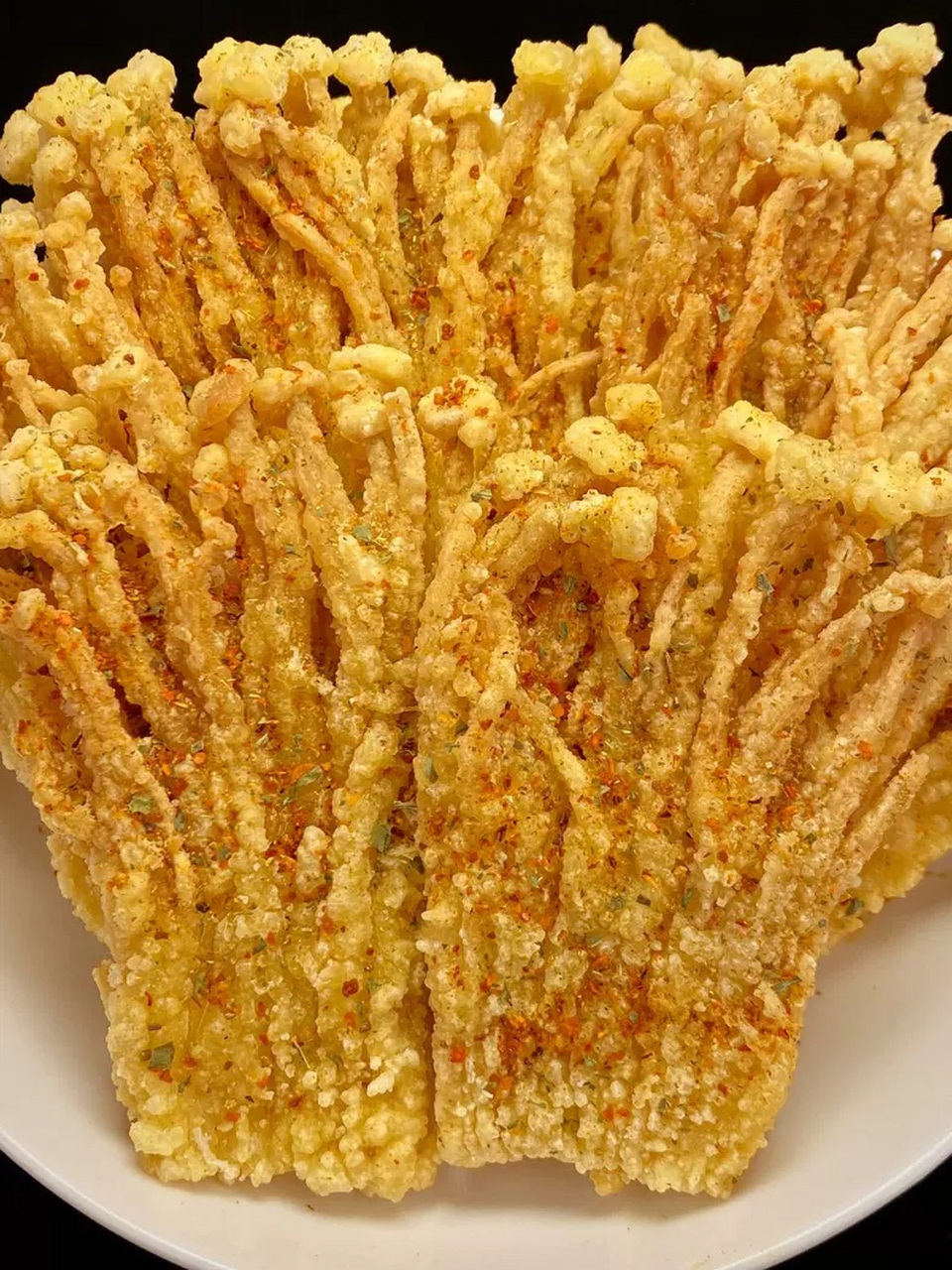 酥脆的炸金针菇一出锅就炫到我了,巨好吃!