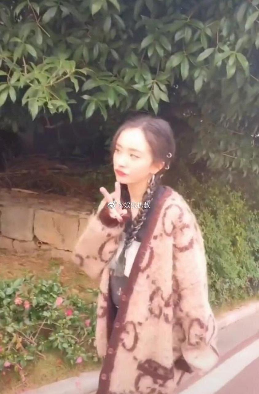 gif创作人# 杨幂路透生图,扎双马尾撅嘴卖萌,大脑门显突兀暴露年龄