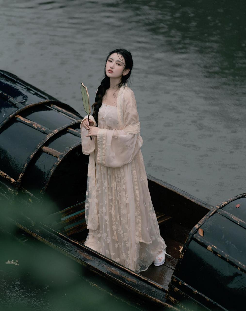 蒙蒙细雨里的江南美女,与江南烟雨色!美【加油啊】