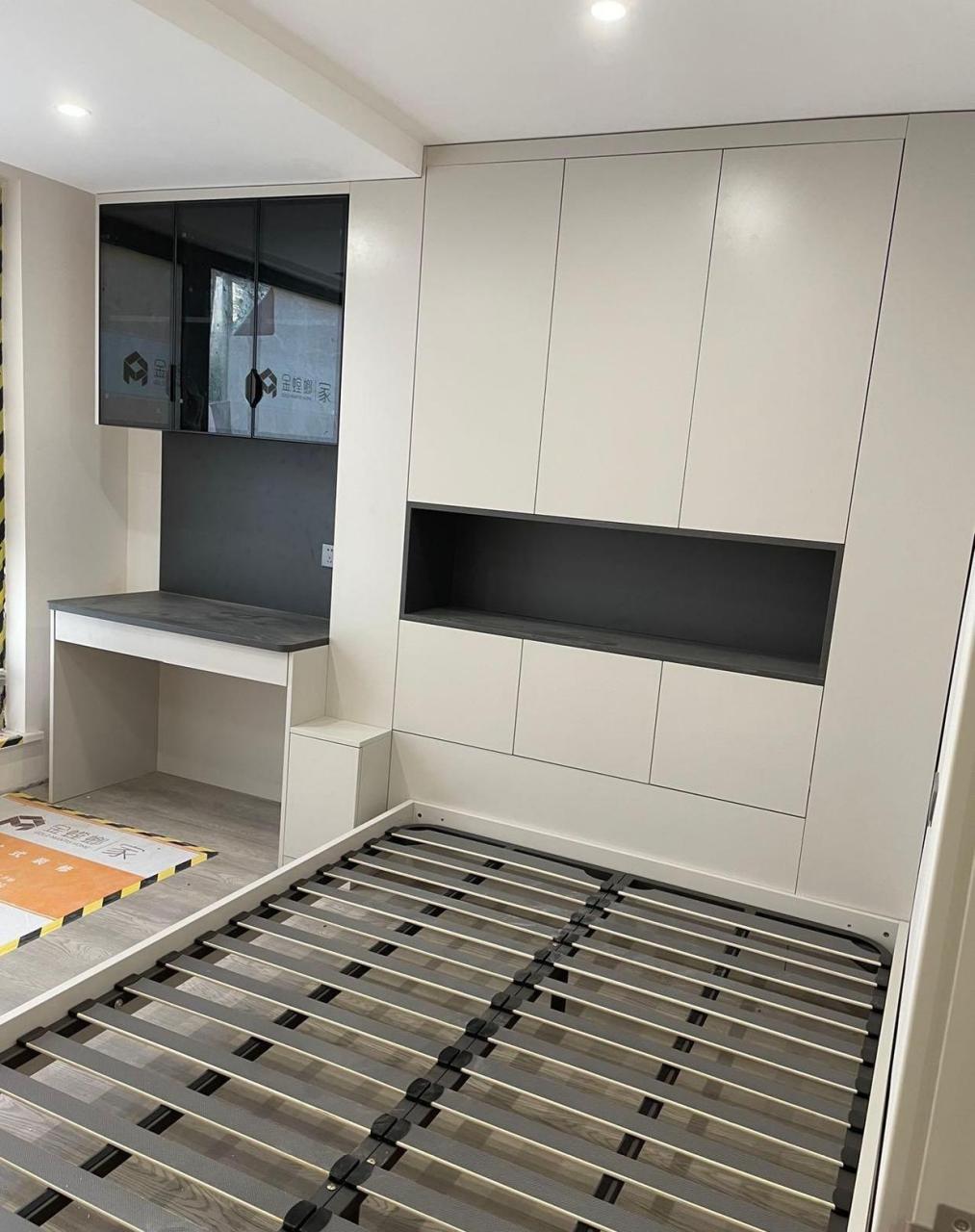 我蛮钟意我家的定制柜子效果 极简风格的柜子都是顶天立地的通体柜门