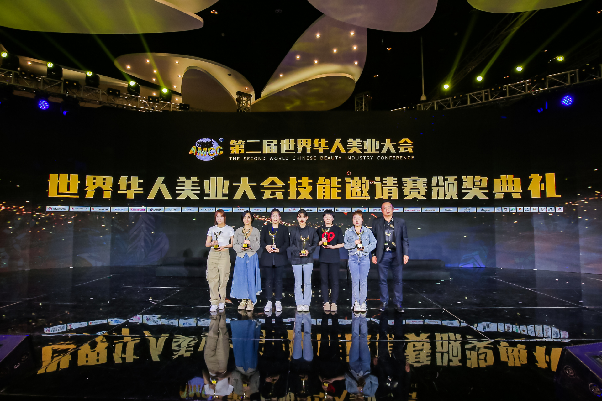 祝贺沈阳标榜美容美发学校王越,姜丽,邹连萍,在世界华人美业大会上