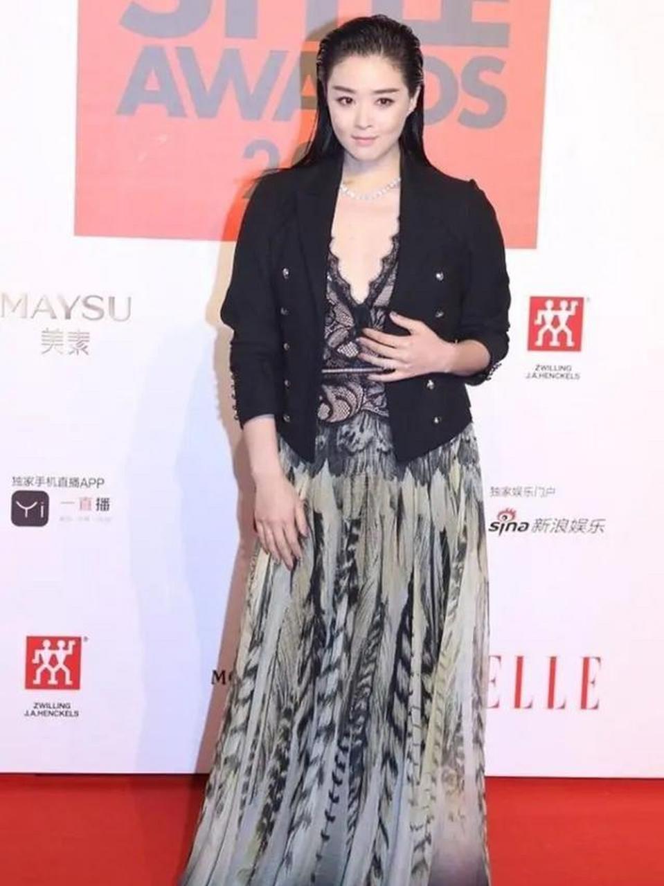 蒋欣穿衣太难了!90斤的脸120斤的身材,外套也藏不住虎背熊腰.