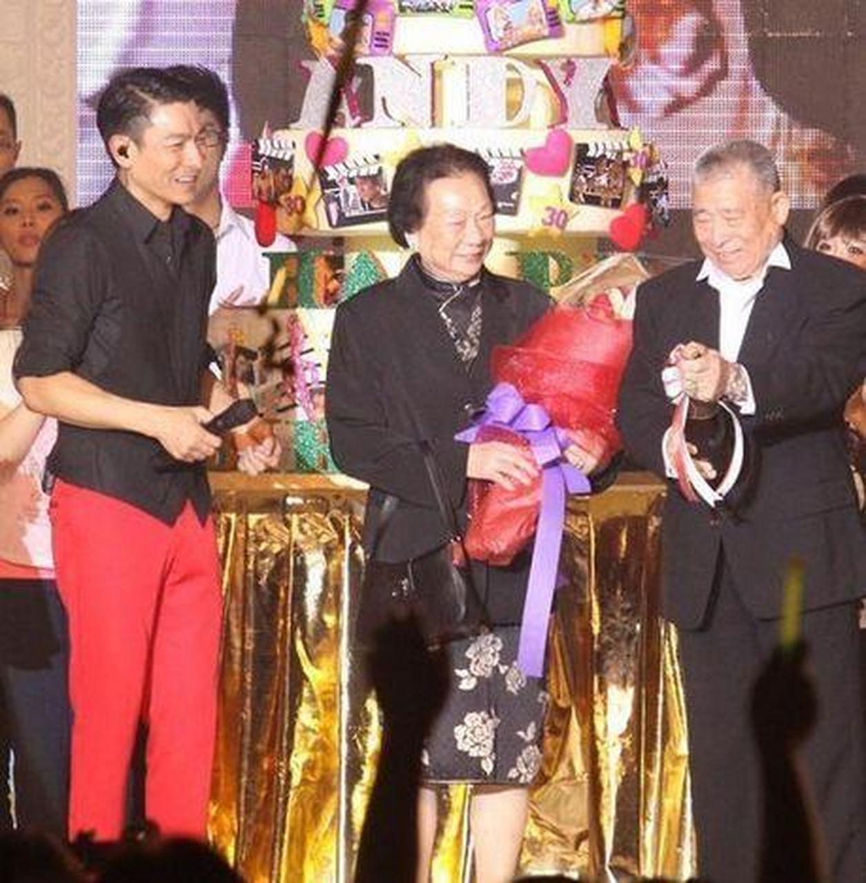 阳历9月27日,农历八月十八,这天是天王刘德华的生日,对于华仔的生日