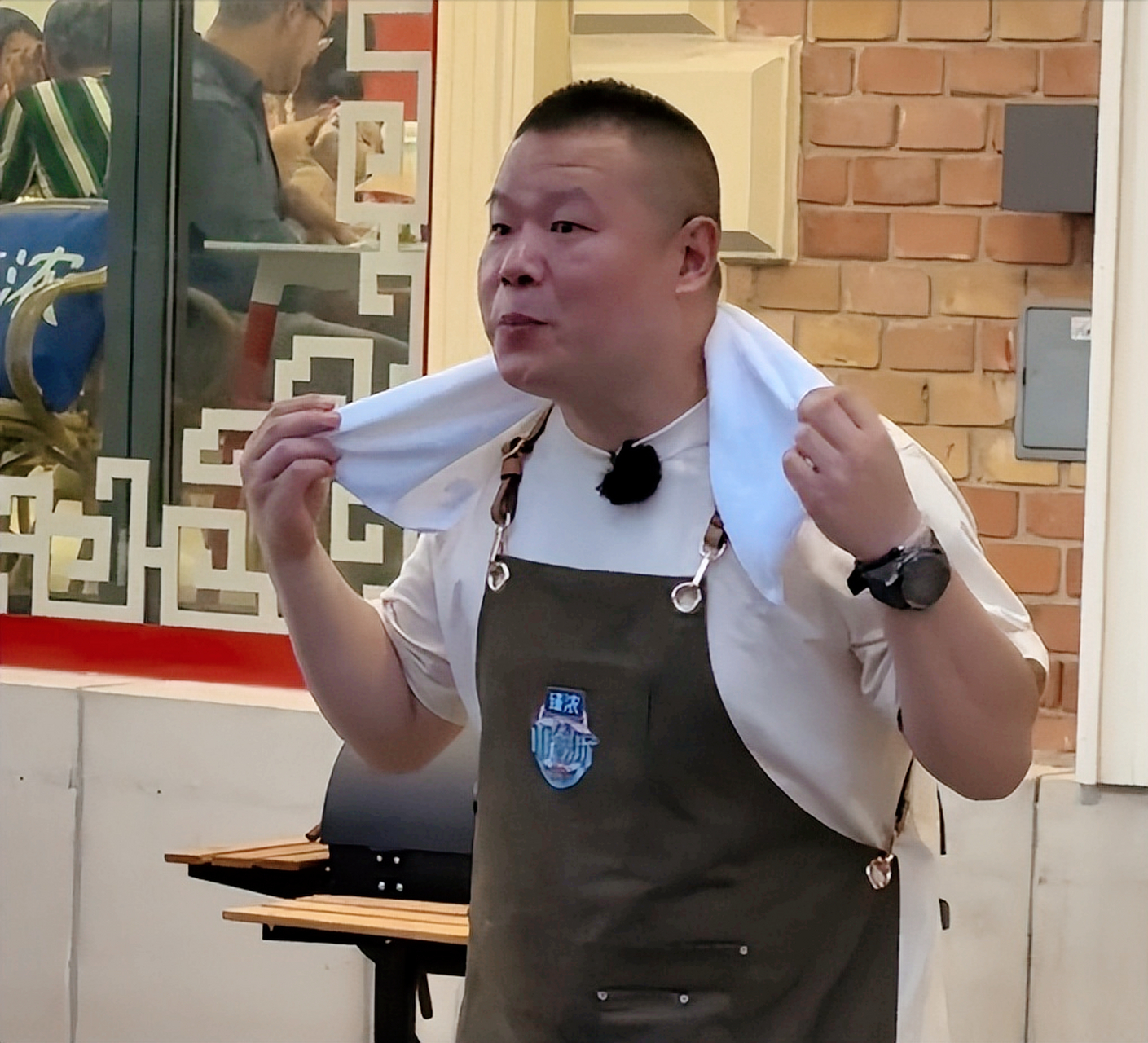 看见外面有很多不能进店的顾客,岳云鹏特意出来解释,并两次鞠躬道歉