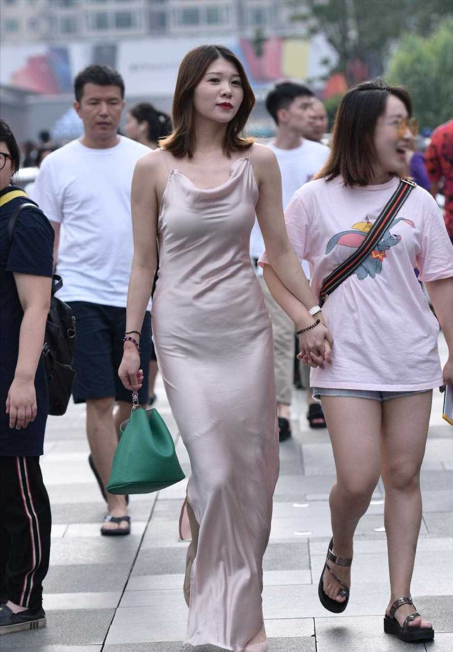 小姐姐穿真丝吊带裙配高跟鞋,丝滑的下坠感,婀娜多姿美不可言![坏笑]