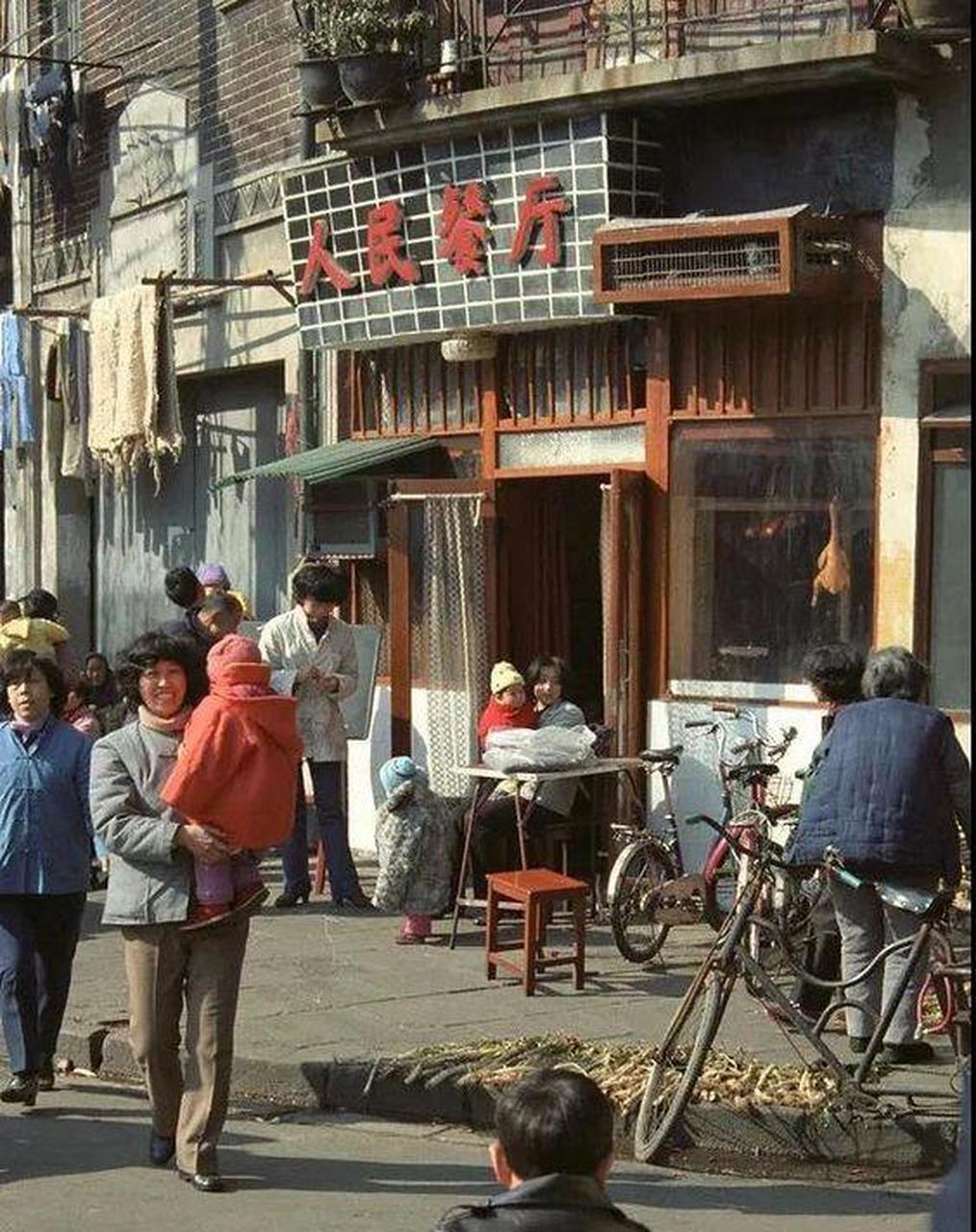 领动计划# 80年代上海人民路的人民餐厅 照片拍摄于80年代,上海人民