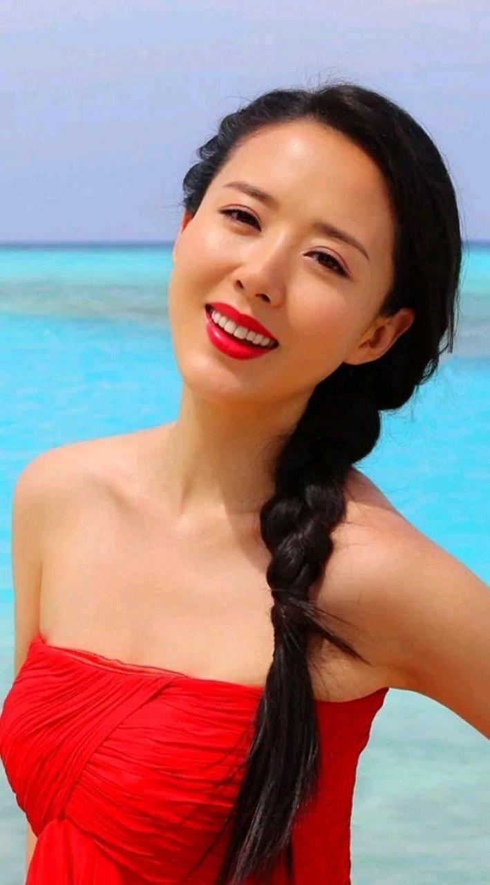 颜丹晨水边一袭抹胸裙,性感撩人,女神气质完美