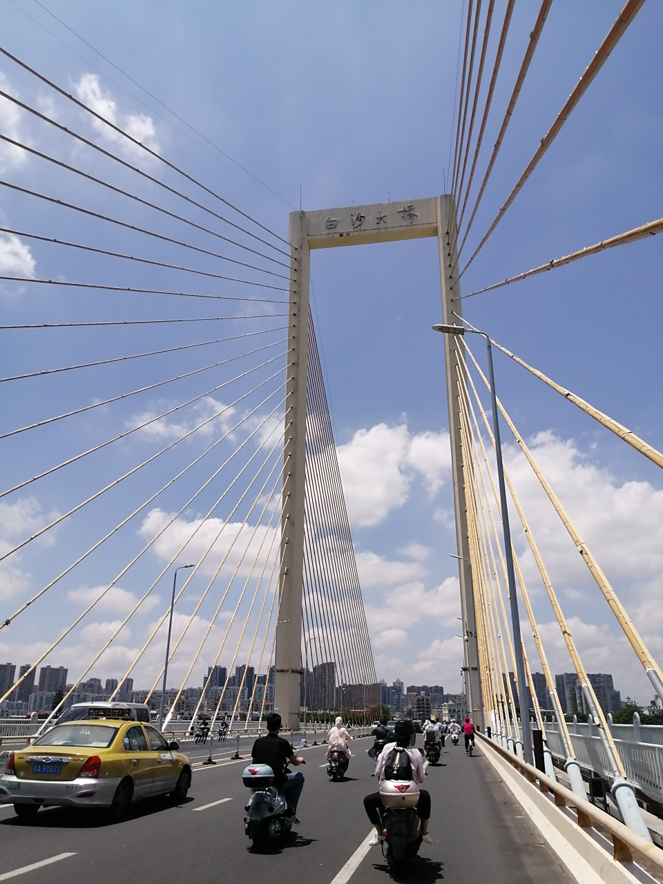南宁白沙大桥通车很多年了,每次路过,都觉得很耀眼,特别是在如此的