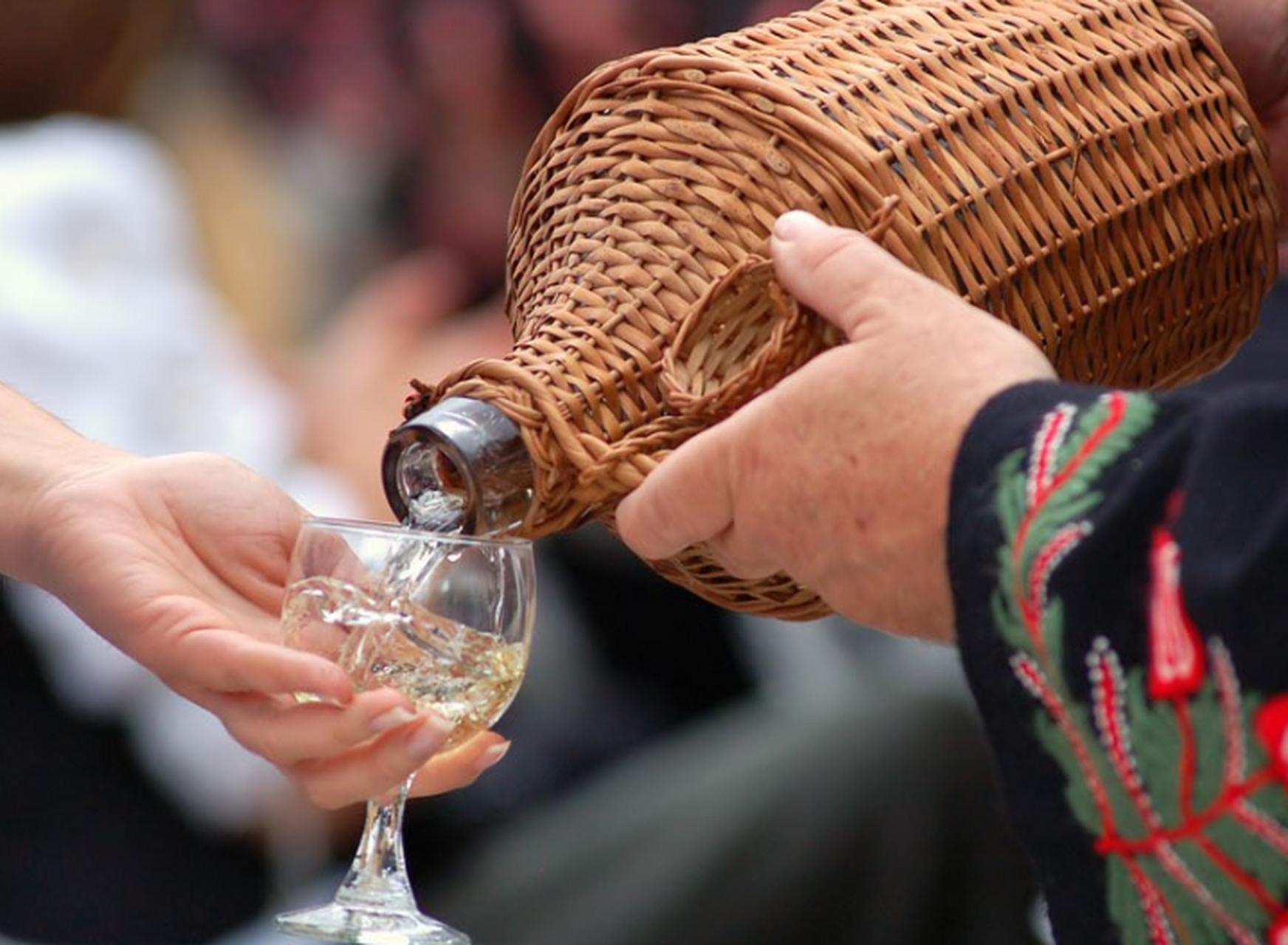 给客人倒酒千万别用"祭祀手",老酒友:酒桌大忌要牢记 基于如今白酒在