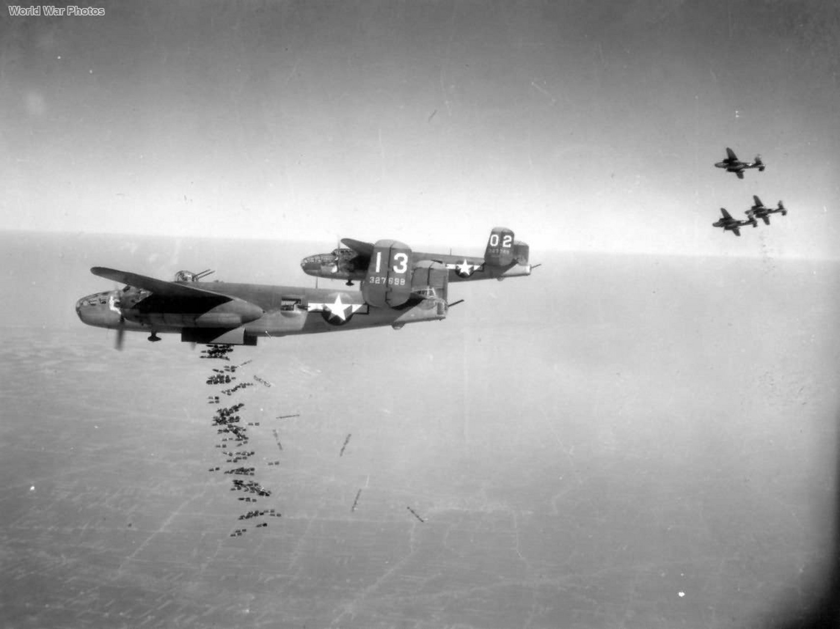 1944 年,西线战场上空,一队b25轰炸机向意大利科马乔湖附近的德军阵地