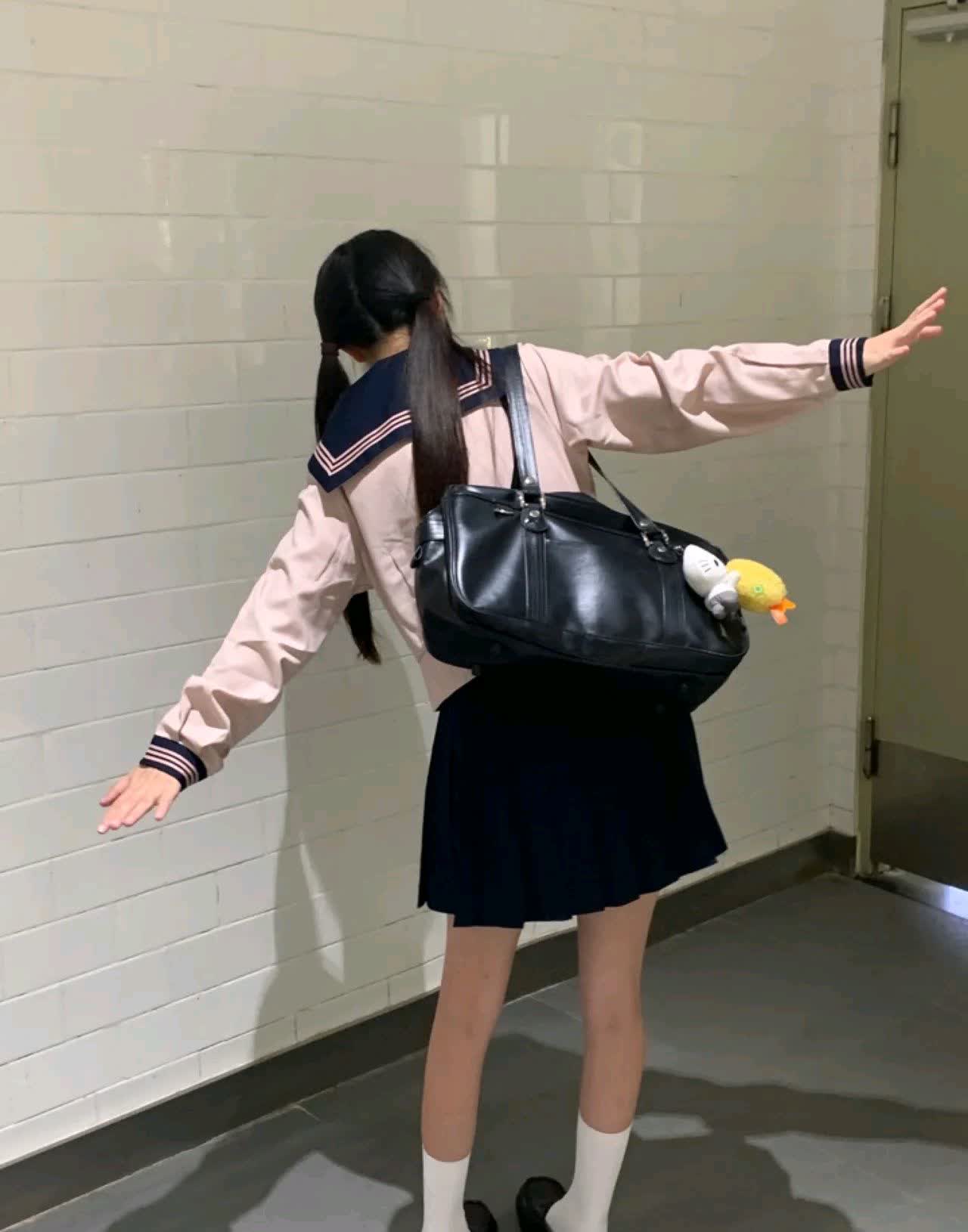 俏皮可爱的日本jk妹子长发扎着双马尾当然是标志性的因为马尾辫看