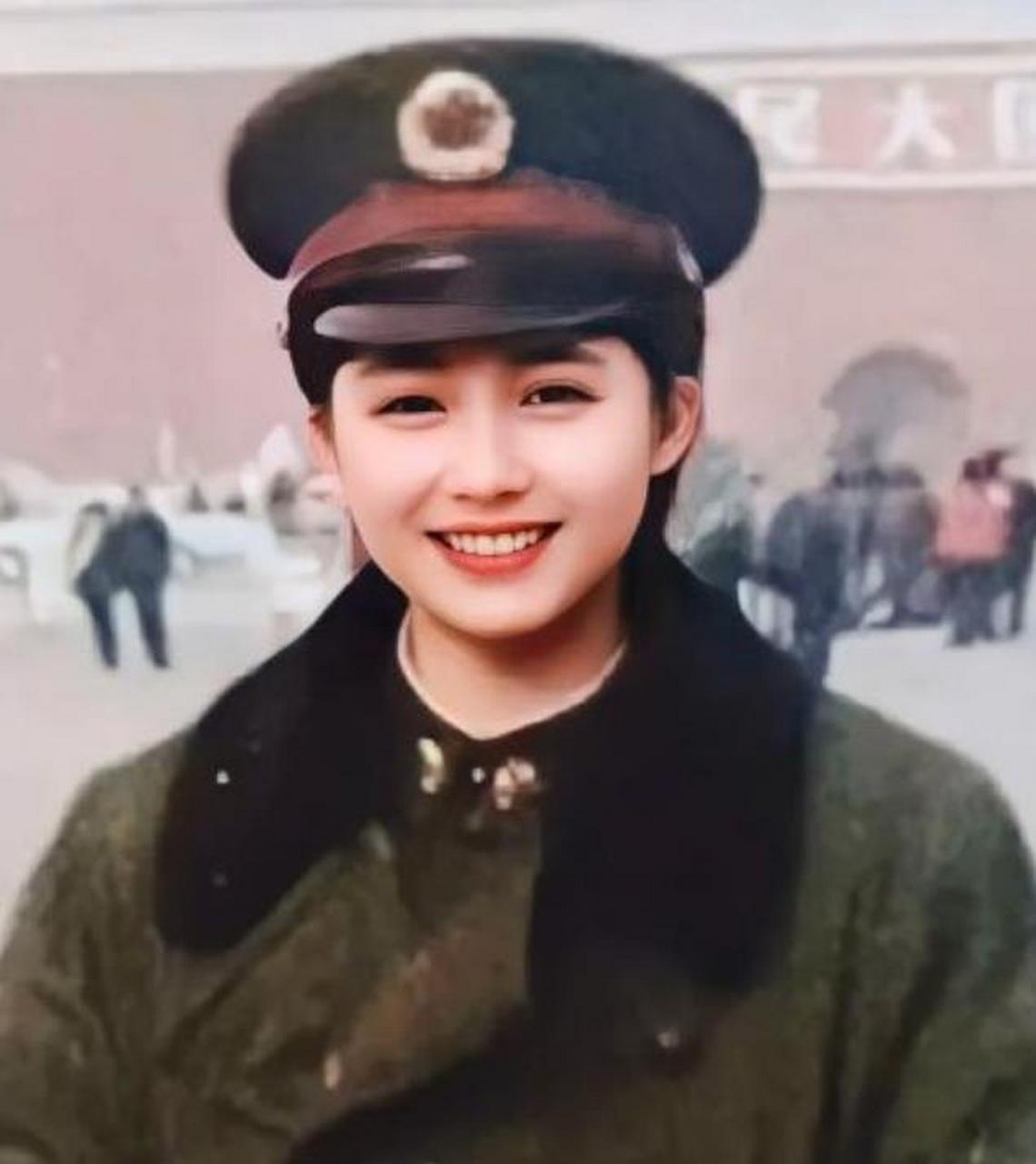 90年代在天安门广场的一张老照片,照片中这位女青年是一位女兵,她身穿