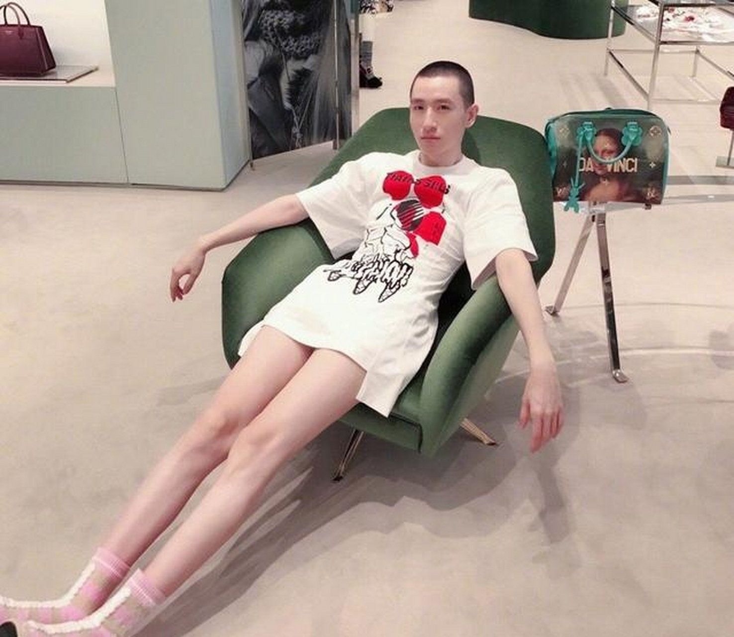 看过了范冰冰御用造型师闵锐展示的服饰穿搭,关于他的身材和穿搭,你们