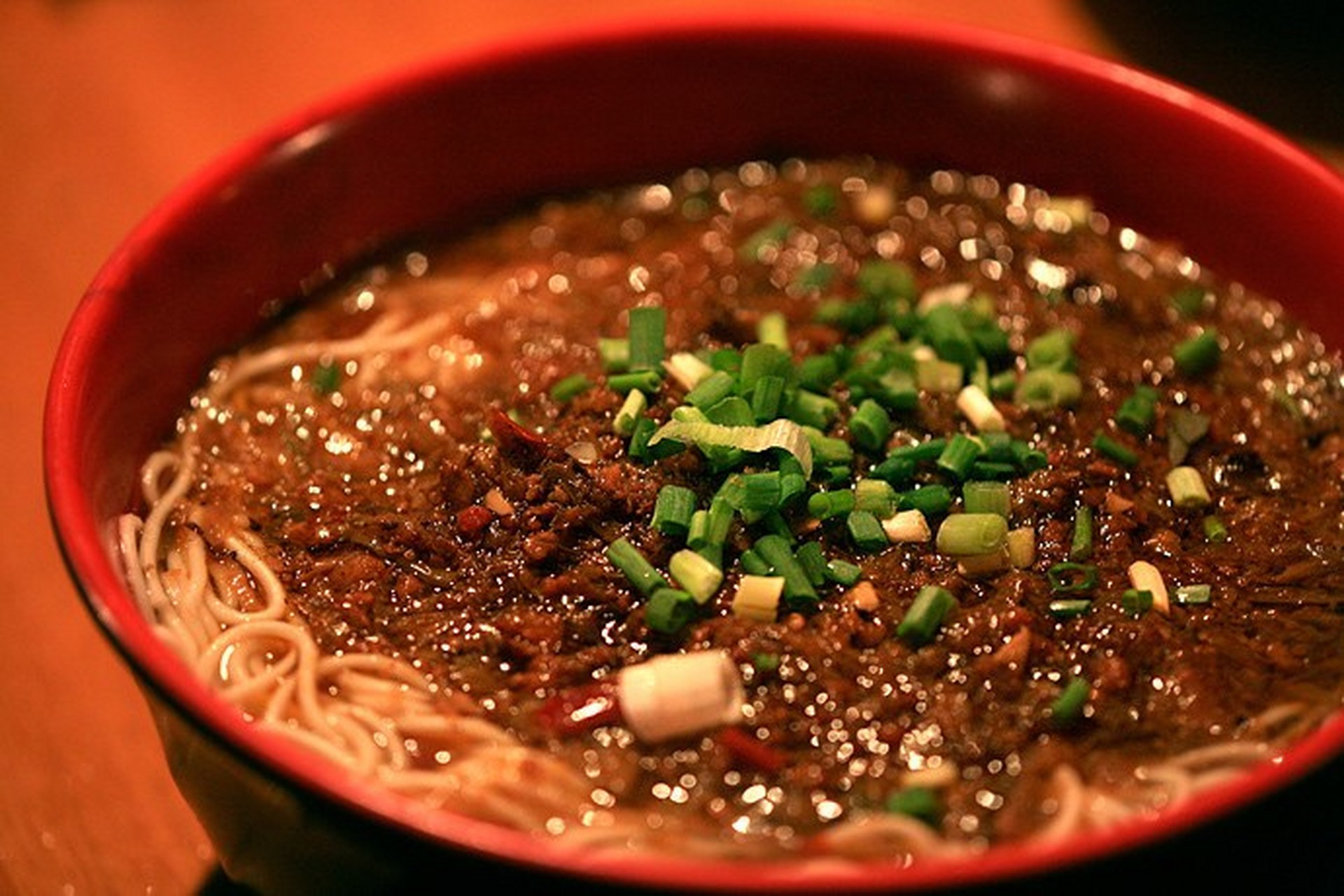 酸浆面起源于枣阳琚湾,不知从何时起,襄阳夜市满街的大虾店,慢慢地