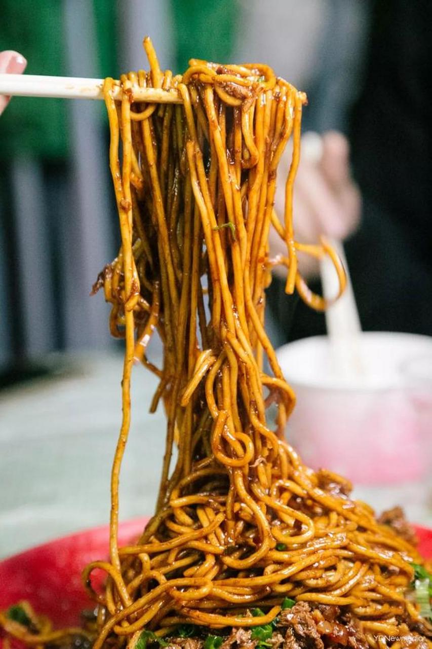 婆婆的铁板炒面也是一绝,就是儿时的味道,也是绝版的味道.